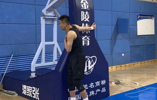 朱芳雨广州之行，探望郭艾伦的篮球情深