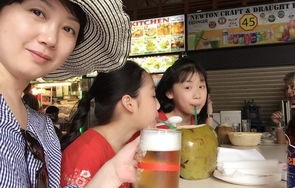 郭碧婷一家六口新加坡欢度新春佳节