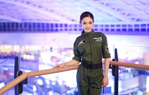 飞行员徐枫灿便装吃饭被粉丝认出，热情求合影