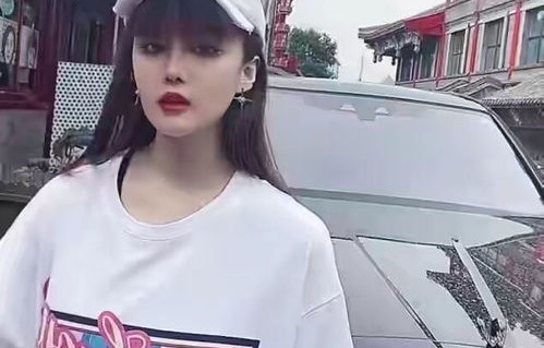 男子裹六床被子卡进床缝，意外事件引发热议