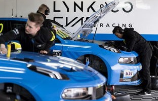 英勇无畏的白车侠,顶住失控车辆的英雄获赠新车