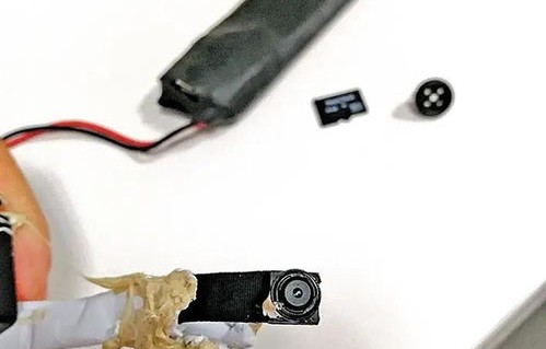 女子意外发现，房顶小孔竟暗藏针孔摄像头