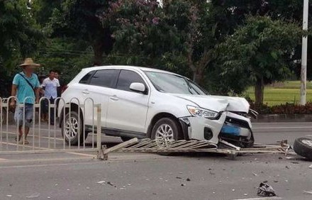 私家车必买的三种保险一共多少钱(私家车必买的三种保险一共多少钱啊)