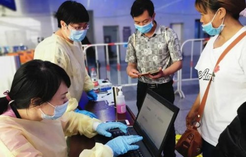 两准大学生助力火车站，整夜抱娃助票妈妈