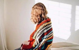 女儿孝心满满，花费1.4万为母亲选购皮草