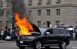 众人合力救出，轿车自燃爷孙被困的惊险时刻