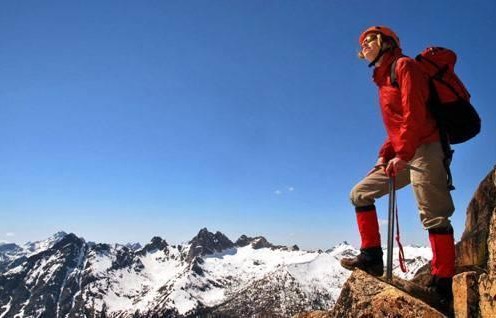 九旬老人引领四代子孙登山，全程无杖，展现坚韧与毅力