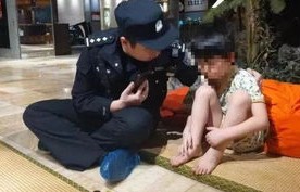 男子多次偷窥儿子女友洗澡，被警方依法行拘