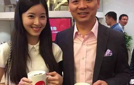 刘强东母亲对章泽天选购新衣的赞赏与肯定