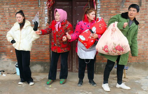 男子打工回家,为家人送上新衣的温暖