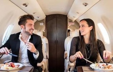 网友爆料，汪小菲在飞机上泪洒天际，情感波动的背后揭秘