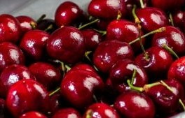 女子因食用过量车厘子引发过敏反应，肿胀成悲伤蛙