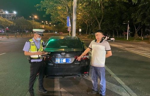 男子驾车接女友，一场温馨的等待与相聚