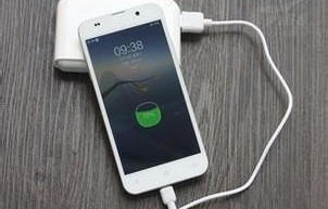 警惕高铁插座充电伤手机之谜