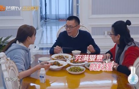 副总裁晒车上吃火锅引全网热议，职场形象与公众行为的微妙关系