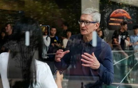 苹果CEO库克与陈漫共游北京胡同，一次文化与科技的深度对话