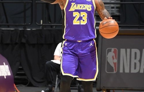 浓眉大显神威，22中14独得29分，16篮板5助攻的全面表现引领球队胜利