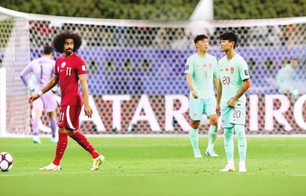 国足归国，大批球迷接机扑空，期待与现实的落差