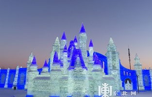 冰雪大世界，游客排队的贪吃蛇现象