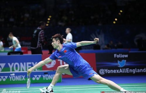 石宇奇比赛倒地不起，英勇拼搏后被抬下场