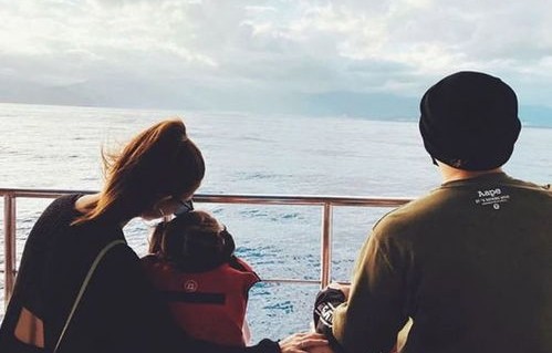 周杰伦晒出三个儿女背影照，家庭幸福的温馨瞬间