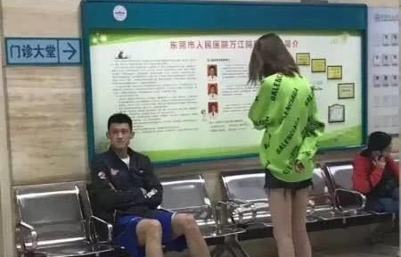 广东两男子争抢买单，意外墙塌致伤