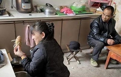 英母亲藏匿女儿于抽屉三年获刑，家庭悲剧的背后