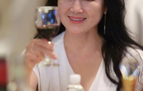 关之琳与好友共绘敦煌之旅