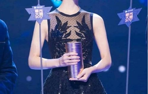 星光大赏之夜，赵丽颖压轴登场，璀璨夺目