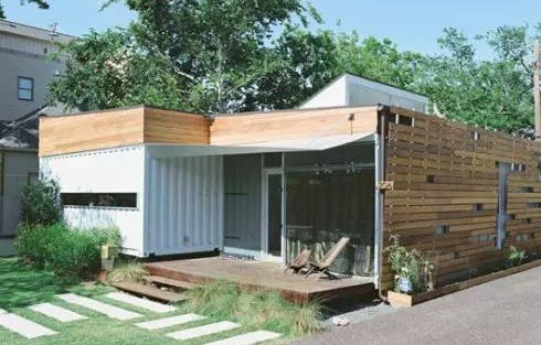 广西废弃小屋内惊现8箱活体眼镜蛇