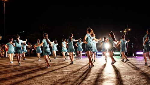 机场休息厅的欢乐舞曲,多名大妈开音响跳舞的场景 机场休息厅的欢乐舞曲,多名大妈开音响跳舞的场景