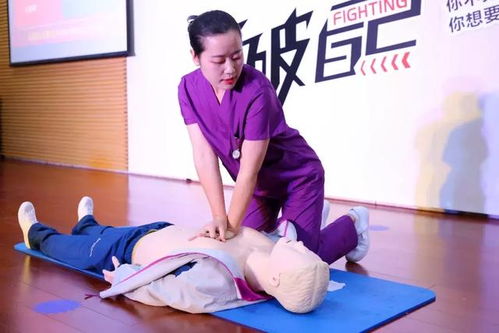 短剧踮起脚尖的守护——爱的力量与默默的坚守