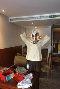 酒店员工蹲新婚夫妻房外偷听事件,酒店回应与反思 酒店员工蹲新婚夫妻房外偷听事件,酒店回应与反思