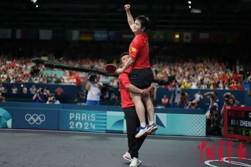 张本智和的辉煌时刻，夺冠后被教练抱起的荣耀瞬间