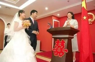 新郎霸气入场，实木沙发重磅亮相的独特婚礼瞬间
