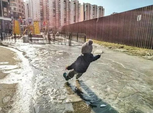 悲剧瞬间，加沙男童早餐时遭天降物资意外砸死