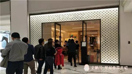 LV专柜风波，柜员与男客户暧昧关系曝光，原配揪衣领事件始末