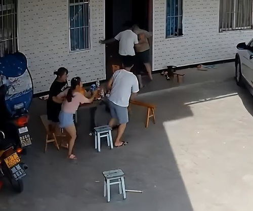 新疆库车地震，图书馆内学生迅速下楼避险