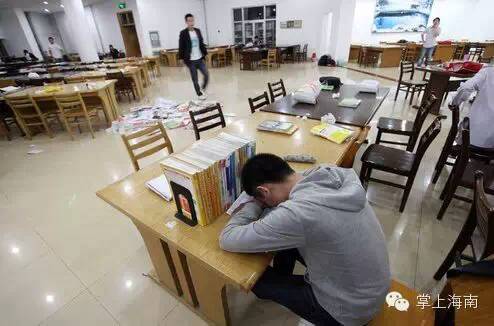 新疆库车地震，图书馆内学生迅速下楼避险