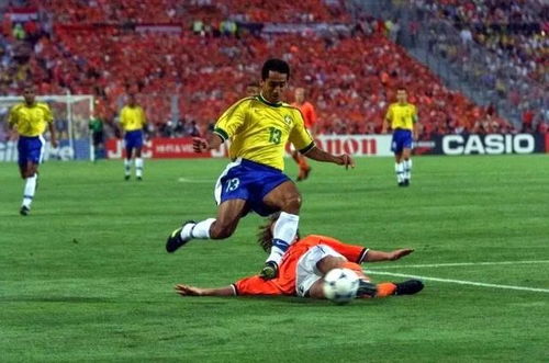 前巴西国脚泽·卡洛斯因心脏病发作不幸离世