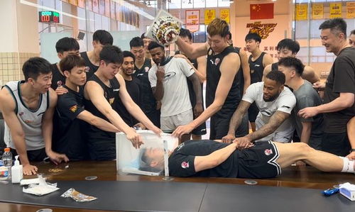 广东两男子争抢买单，意外墙塌致伤