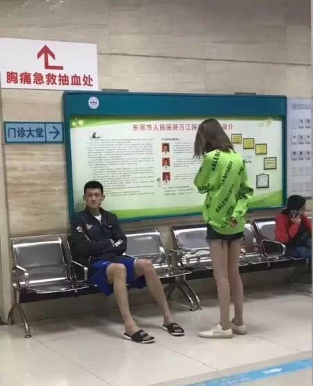 广东两男子争抢买单，意外墙塌致伤