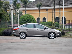 福特2012款福克斯三厢(福特2012款福克斯三厢图片)