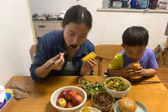 一餐八元，母亲的忧虑与儿子的成长