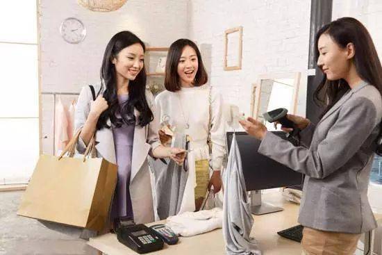 向佐女装带货首秀,创下5千万销售奇迹 向佐女装带货首秀,创下5千万销售奇迹