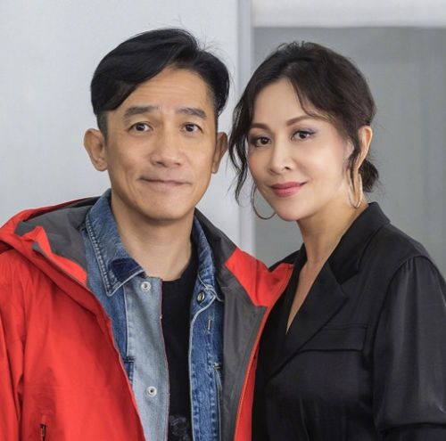 梁朝伟为刘嘉玲庆生，两鬓斑白显朴素，岁月见证真情