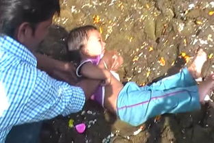 印度男子为求子生吞小鸡不幸窒息身亡，传统习俗的悲剧