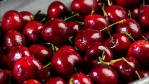 女子因食用过量车厘子引发过敏反应，肿胀成悲伤蛙