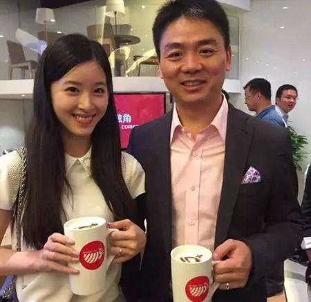 刘强东母亲对章泽天选购新衣的赞赏与肯定 刘强东母亲对章泽天选购新衣的赞赏与肯定