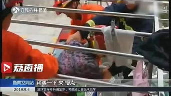 暖心之举引出的奇遇，70多岁老人贴身捂热水袋，竟捂出蟒蛇纹